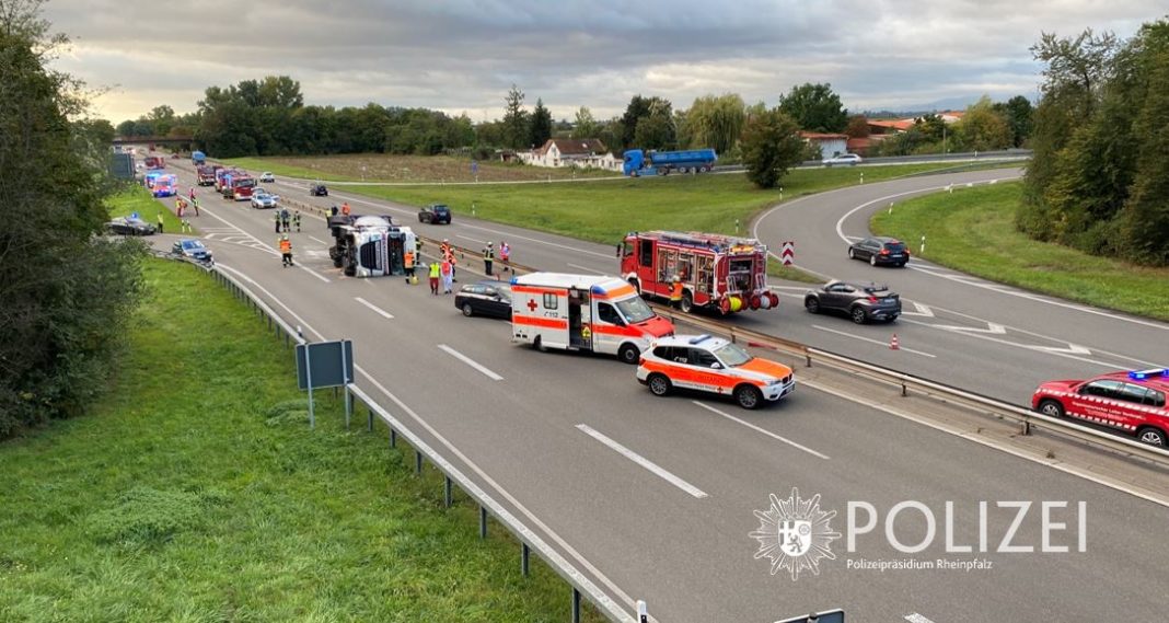 Verkehrsunfall auf der B9 (Foto: Polizei RLP)