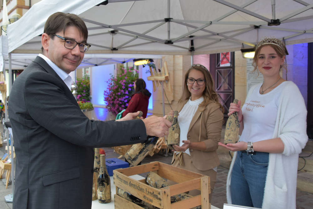 400 Flaschen „Flutwein“ wurden in Landau für den guten Zweck verkauft. (Quelle: Stadt Landau)