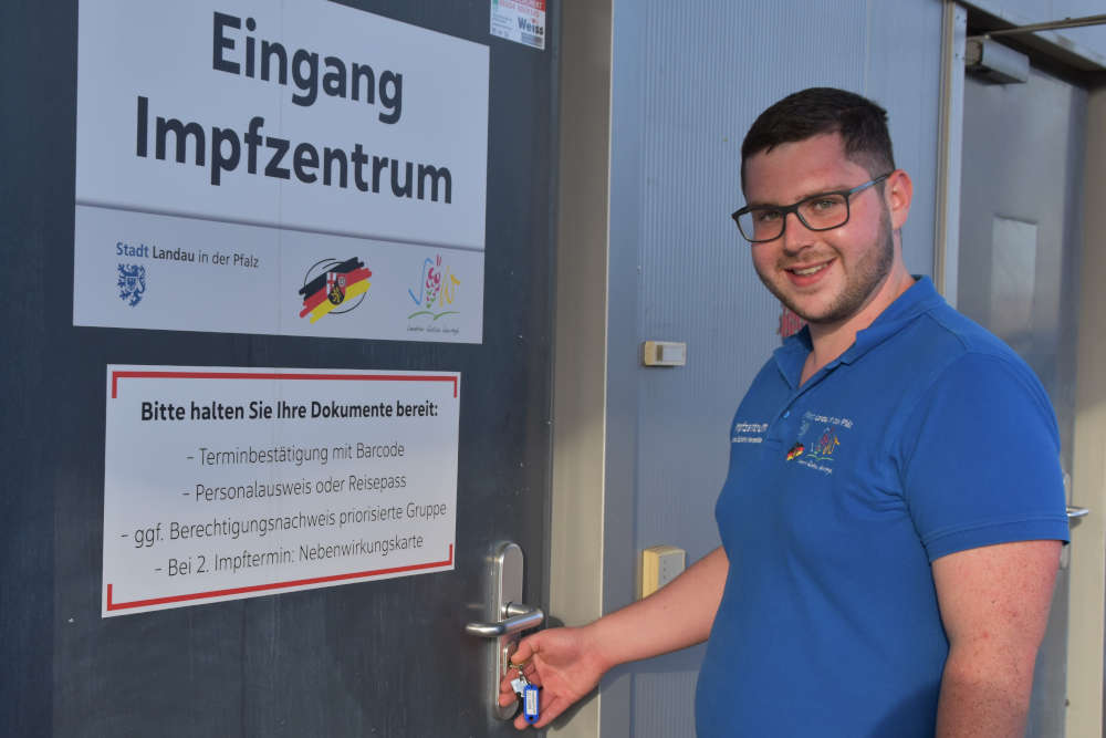 Impfkoordinator Bastian Dietrich schließt zum letzten Mal die Tür zum Impfzentrum LD/SÜW. (Quelle: Stadt Landau)
