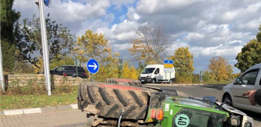 Umgekippter Traktor (Foto: Polizei RLP)