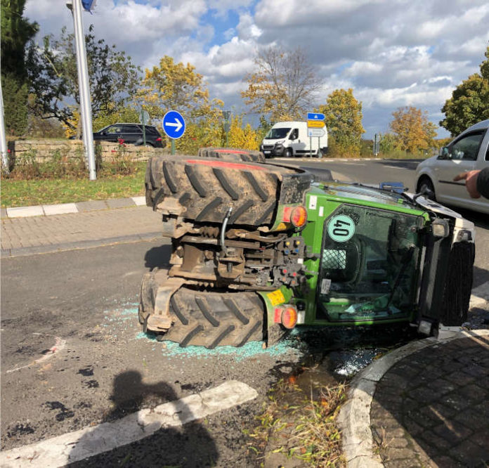 Umgekippter Traktor (Foto: Polizei RLP)