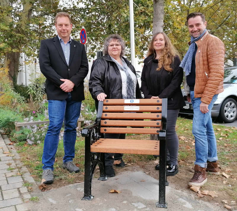 Übergabe mit dem Ersten Beigeordneten Carsten Borck, Jutta Mazola, Beate Gebhard-Diehl aus dem Seniorenbüro und dem Beigeordneten Claus Wolfer (v.l.n.r.). (Foto: Gemeindeverwaltung Haßloch)