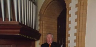 Bezirkskantor Tobias Martin (rechts bzw. an der Orgel) und Dietmar Geiger (links bzw. singend) gestalten die Geistliche Abendmusik in der Erlöserkirche. (Foto: Prot. Bezirkskantorat Ludwigshafen)