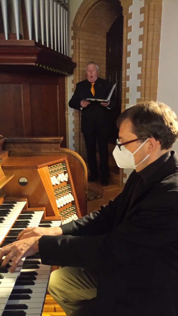 Bezirkskantor Tobias Martin (rechts bzw. an der Orgel) und Dietmar Geiger (links bzw. singend) gestalten die Geistliche Abendmusik in der Erlöserkirche. (Foto: Prot. Bezirkskantorat Ludwigshafen)