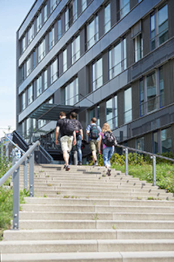 Treppenaufgang zwischen den Gebäuden I & K am Campus Landau (Foto: Hans-Georg Merkel)
