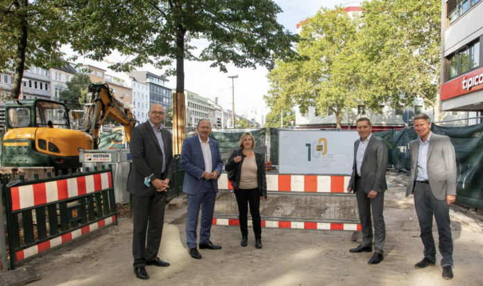 Beim Pressetermin am Bahnhofsvorplatz stellten v.l.n.r. Marcus Geithe, Geschäftsführer der MV Mannheimer Verkehr GmbH, Christian Specht, Erster Bürgermeister und ÖPNV-Dezernent der Stadt Mannheim, Anja Ehrenpreis, Baustellenmanagement des Stadtraumservice Mannheim, Martin in der Beek, Technischer Geschäftsführer der rnv, sowie Markus Roeingh, Eigenbetriebsleiter des Stadtraumservice Mannheim, den Stand der Baumaßnahme vor. (Foto: rnv GmbH/Haubner)