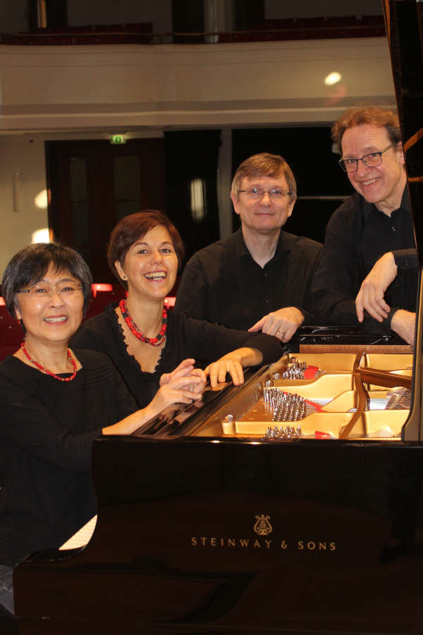 Eiko Yamada (von links), Irina Madirazza, Uwe Balser und Norbert Schubach spielen bei den Herbstkonzerten Beethovens neunte Sinfonie in einer Bearbeitung für zwei Klaviere zu acht Händen. (Foto: Stadt Heidelberg)