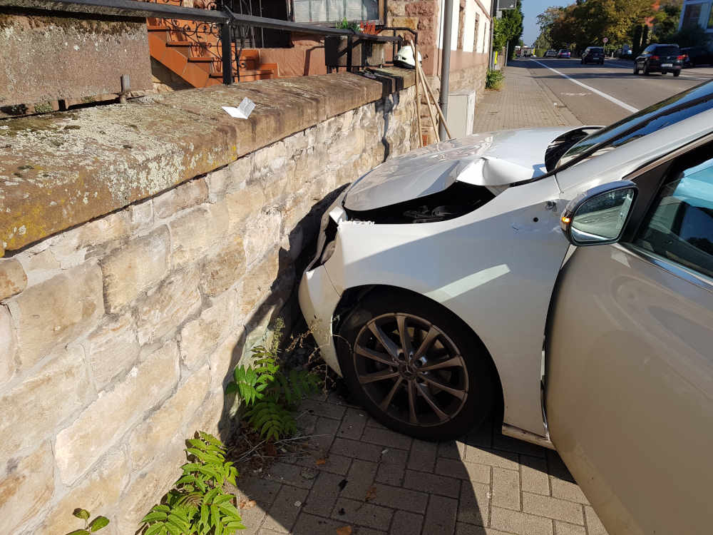 Verkehrsunfall an der Kreuzung am Rosengarten (Foto: Feuerwehr Neustadt)