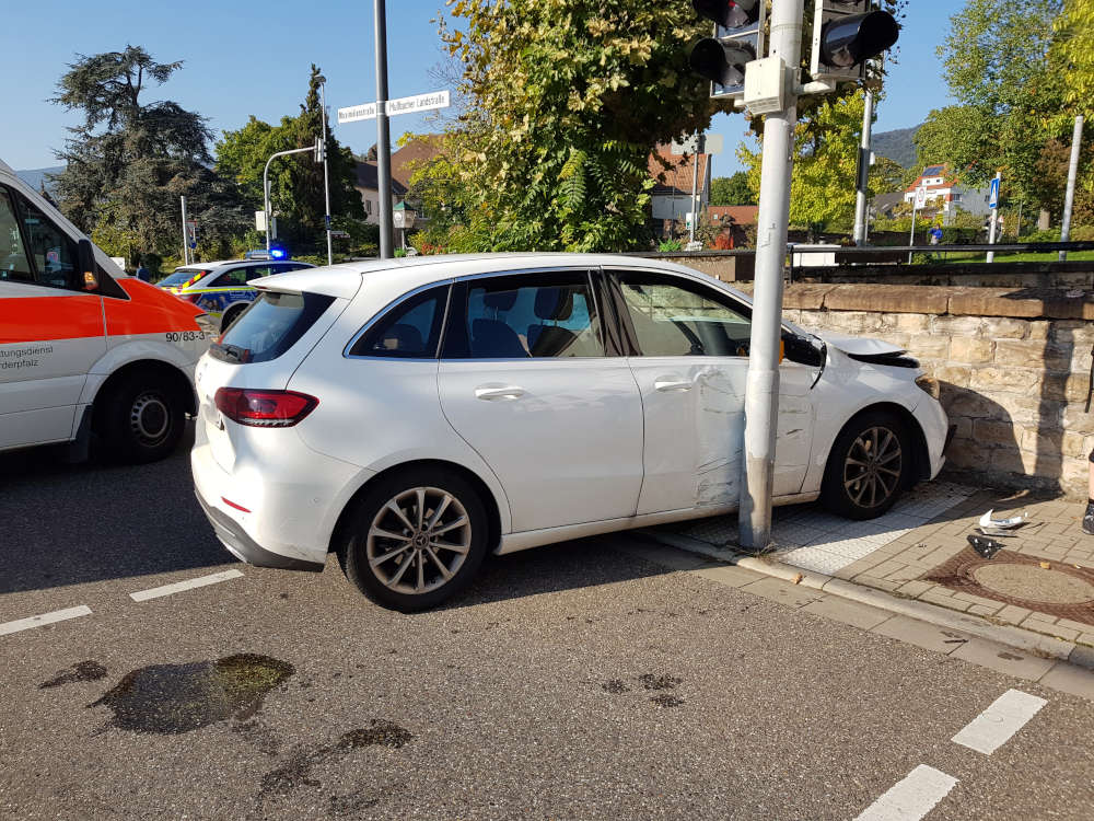 Verkehrsunfall an der Kreuzung am Rosengarten (Foto: Feuerwehr Neustadt)