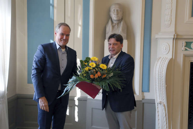 Oberbürgermeister Prof. Dr. Eckart Würzner (links) wünschte Wolfgang Polivka viel Erfolg für die neue Aufgabe als Leiter des Amtes für Finanzen, Liegenschaften und Konversion bei der Stadt Heidelberg. (Foto: Stadt Heidelberg)