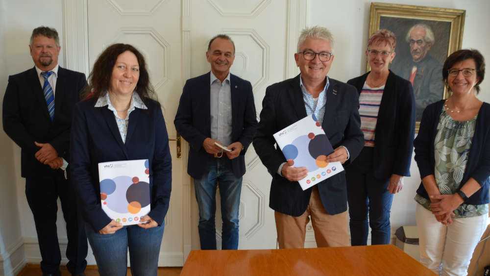 v.l.: Roland Milz (1. Beigeordneter Gemeinde Rheinzabern), Alexandra Pfanger (Leiterin der Volkshochschule Rheinzabern), Dr. Fritz Brechtel (Landrat), Rolf Hammel (Leiter der Volkshochschule Wörth), Karin Träber (Leiterin Kreisvolkshochschule) und Ulrike Gottschang (Geschäftsführerin Volkshochschule Wörth). (Foto: Kreisverwaltung Germersheim/mda)