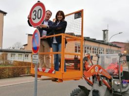 Schulleiterin Nicole Ihrig und Bürgermeister Tobias Meyer beim Anbringen des neuen Geschwindigkeitsbegrenzungsschildes zeigt (aufgenommen Mitte November). (Foto: Gemeindeverwaltung Haßloch)