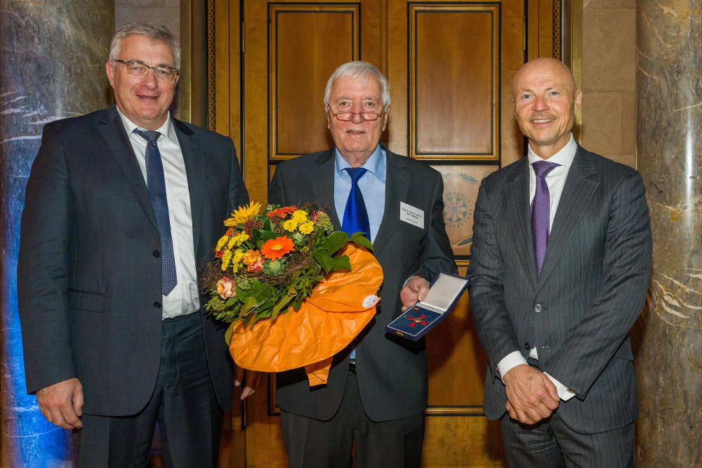 Dipl.-Ing. Ingolf Kluge (Präsident der Ingenieurkammer Hessen), Univ.-Prof. Dr.-Ing. Dr.-Ing. E.h. Udo F. Meißner (Ehrenpräsident der Ingenieurkammer Hessen), Staatssekretär Dr. Philipp Nimmermann (Hessisches Ministerium für Wirtschaft, Energie, Verkehr und Wohnen) (v.l.). (Foto: Torsten Reitz)