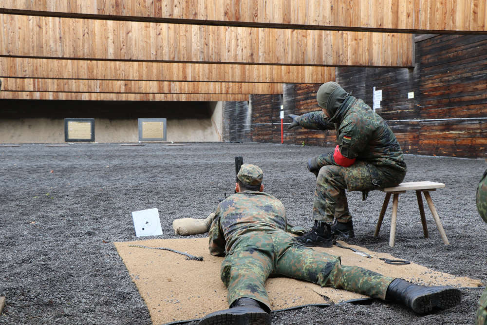 Einweisung in die Schießübung (Foto: StFw Wiedemann)