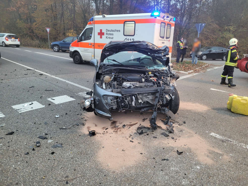 Verkehrsunfall im Kreuzungsbereich L529/B39 (Foto: Feuerwehr Haßloch)