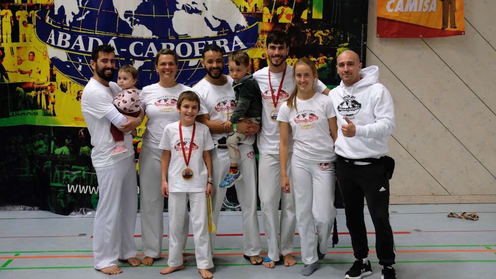 Das Team von Capoeira Karlsruhe. In der höchsten Kategorie A gab es für Lila Sax dos Santos Gomes (Professora Lilás, nicht auf dem Foto) den 1. Platz. Joel Macht (Mosqueteiro, 3. von rechts) sicherte sich den 4. Platz der Kategorie C und Alexis Loucopulos (Mangalô, vorne) gewann Platz 2 der Kinder-Kategorie. (Foto: Uwe Böse)