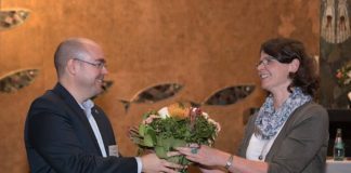 Daniela Beisel (Vorsitzende Bezirkssynode) gratuliert Paul Metzger zum Wahlsieg. (Foto: EKP)