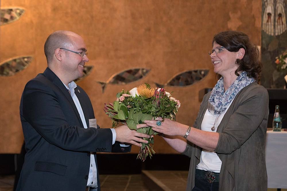 Daniela Beisel (Vorsitzende Bezirkssynode) gratuliert Paul Metzger zum Wahlsieg. (Foto: EKP)