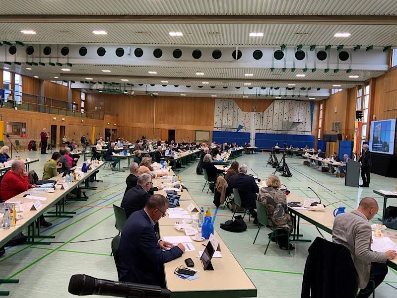 In der Sport- und Kulturhalle Ubstadt-Weiher brachte Landrat Dr. Christoph Schnaudigel den Kreishaushalt 2022 ein. (Foto: Landratsamt Karlsruhe)