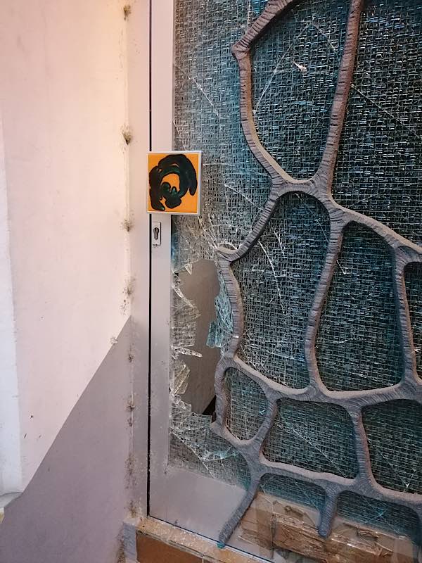 Beschädigte Haustür in der Weinstraße Nord in Bad Dürkheim (Foto: Polizei RLP)