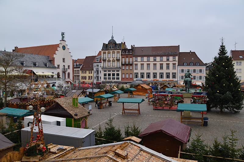 Es ist #vorsichtigwaslosinLD: Der Kunsthandwerkliche Thomas-Nast-Nikolausmarkt in Landau findet in diesem Jahr nicht nur auf dem Rathausplatz, sondern verteilt in der Innenstadt statt. (Quelle: Stadt Landau)