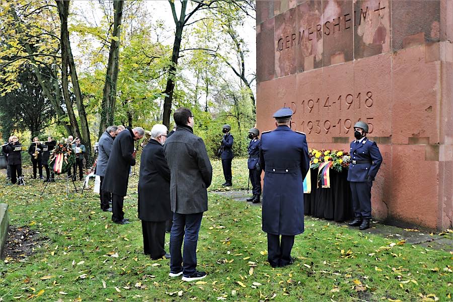 Ehrerweisung vor dem Ehrenmal (Foto: StFw Frank Wiedemann)