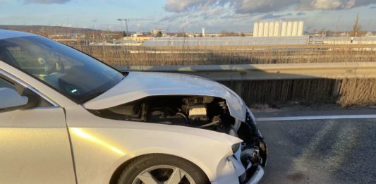 Unfallbeschädigter Audi (Foto: Polizei RLP)