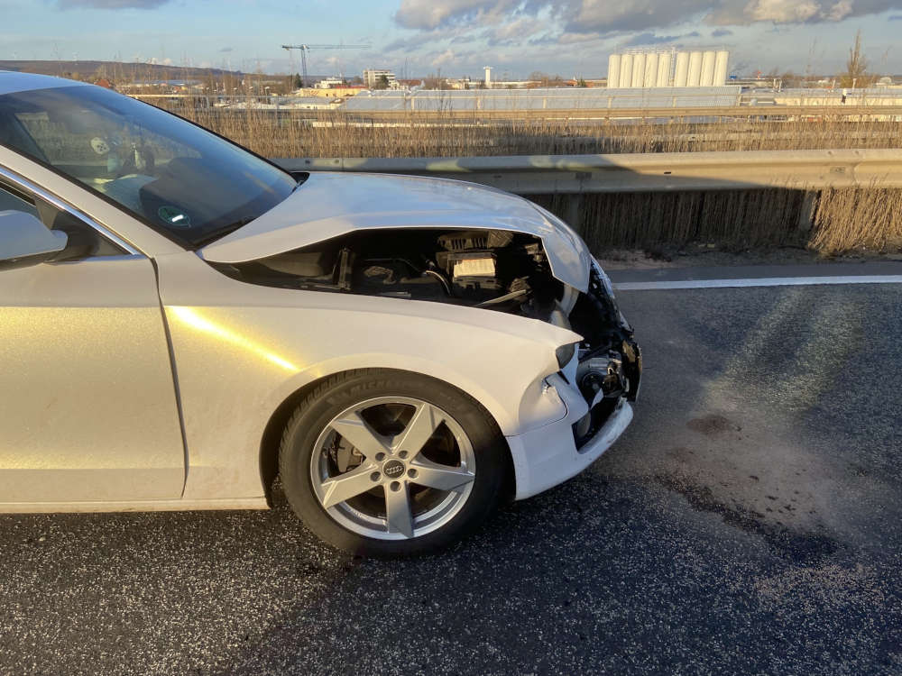 Unfallbeschädigter Audi (Foto: Polizei RLP)