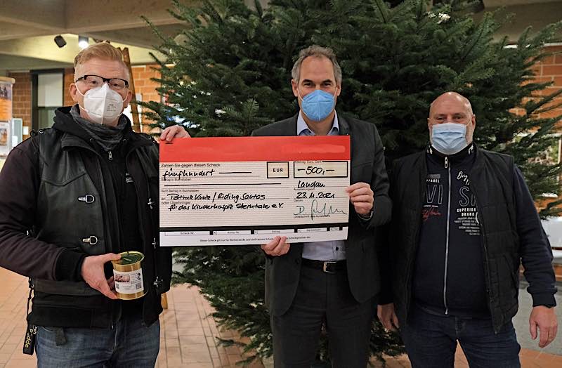 Organisator Patrick Kuntz, Landrat Dietmar Seefeldt und Thomas Mathäß bei der Spendenübergabe für das Kinderhospiz „Sterntaler“ e.V. im Kreishaus (v.l.). (Foto: Kreisverwaltung Südliche Weinstraße)