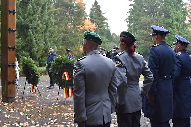 Gemeinsames Gedenken am Hochkreuz des Ehrenfelds auf dem Landauer Hauptfriedhof. (Quelle: Stadt Landau)