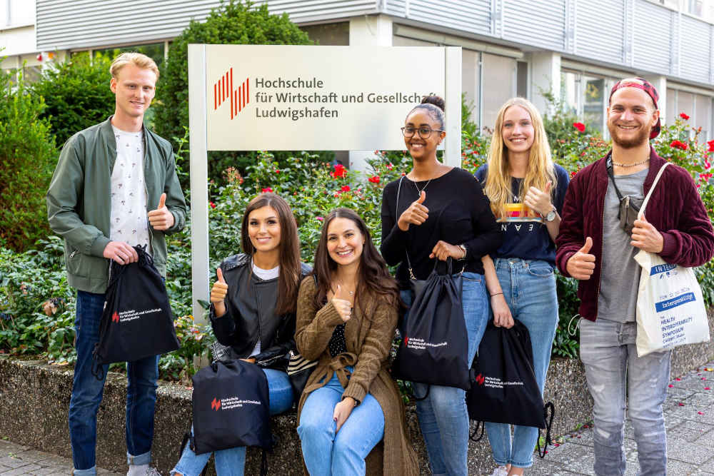 Gruppenbild Erstsemester vor HS-Schild (Foto: HWG LU)