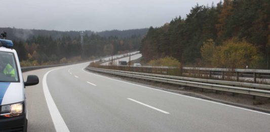 Unfallstelle im Bereich der Talsenke, kurz vor der Wildbrücke bei Wattenheim in Richtung Mannheim (Foto: Polizei RLP)