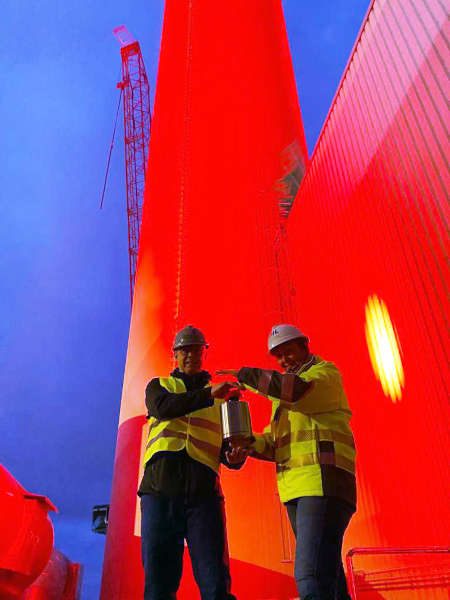 Hans Gugumus (Technischer Vorstand der ebwo AöR) und Petronela Kron (Prokuristin und kaufmännische Leiterin der GML) Im Hintergrund: Schwerlast-Montagekran WOTAN (Foto: GML)