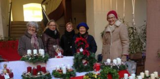 Adventskranzverkauf (Foto: Lions Club Neustadt)