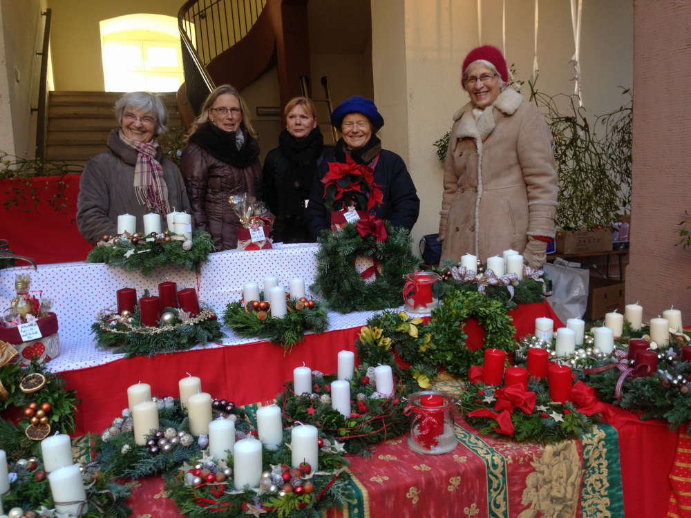 Adventskranzverkauf (Foto: Lions Club Neustadt)