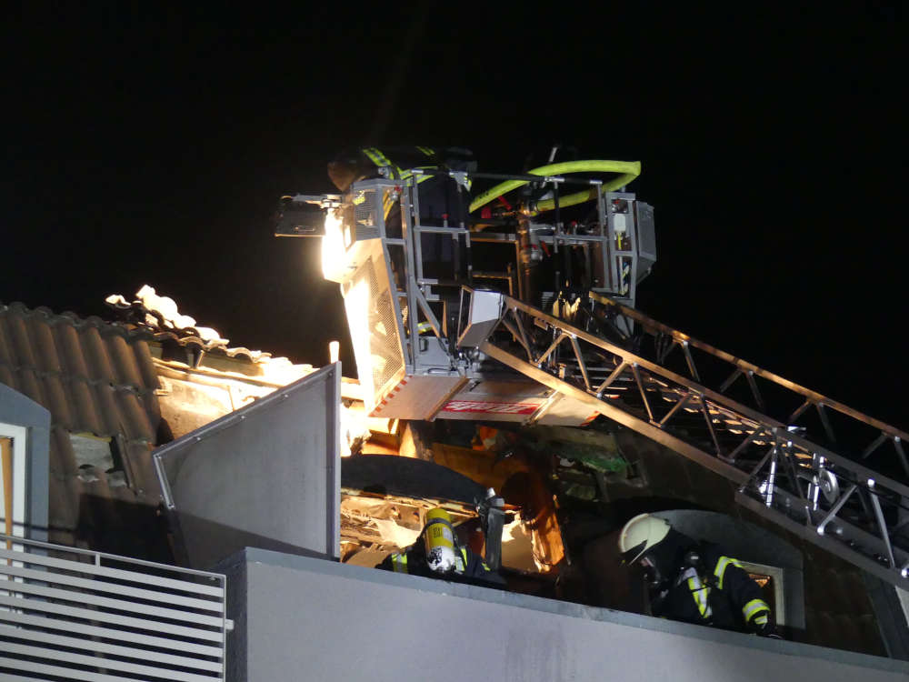 Löscharbeiten (Foto: Feuerwehr Neustadt)