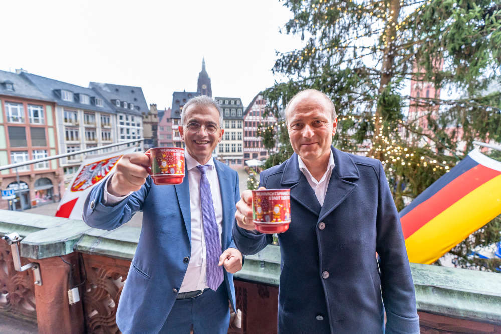 Oberbürgermeister Peter Feldmann und TCF-Geschäftsführer Thomas Feda mit den Glühweintassen, (Quelle: Stadt Frankfurt, Foto: Holger Menzel)