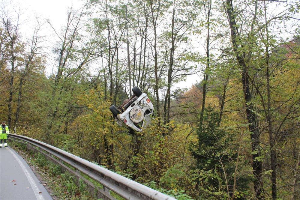 Verunfallter Geländewagen bei der Bergung mittels Autokran auf der B 48 am 04.11.21 (Foto: Polizei RLP)