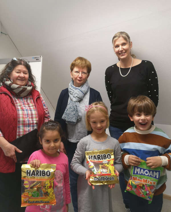 Die Spende wurde von Frau Heidt und Frau Lutz der Leiterin der Kita St. Pius, Frau Pollig, überreicht. (Foto: Kita Lindenberg)