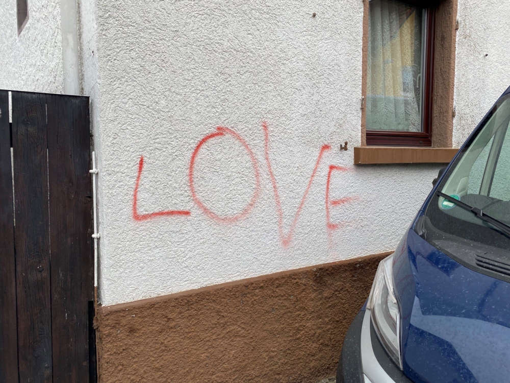 Beispiel einer besprühten Hauswand (Foto: Polizei RLP)