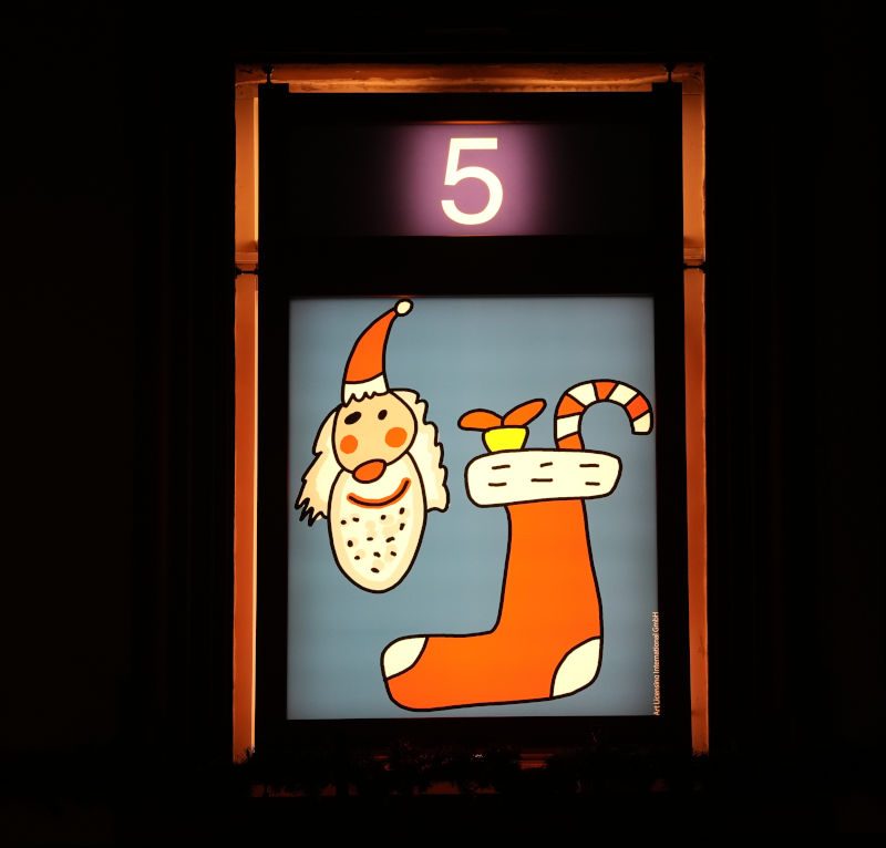 James Rizzi Fenster Neustadt an der Weinstraße Rathaus XXL-Adventskalender (Fotorechte: © Art Licensing International GmbH)