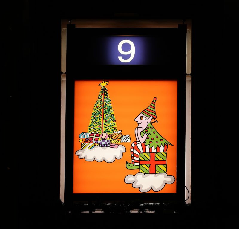 James Rizzi Fenster Neustadt an der Weinstraße Rathaus XXL-Adventskalender (Fotorechte: © Art Licensing International GmbH)