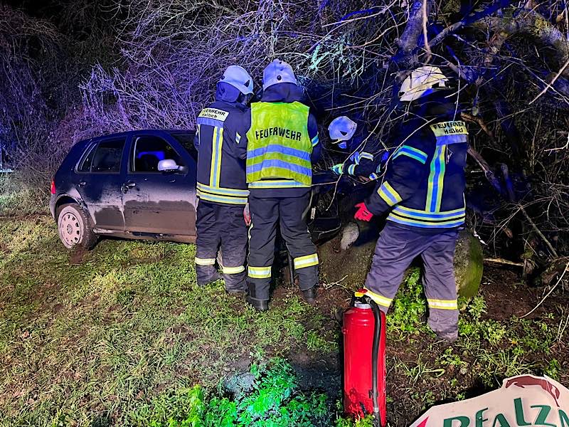 Verkehrsunfall im Zufahrtsbereich der Pfalzmühle (Foto: Feuerwehr Haßloch)