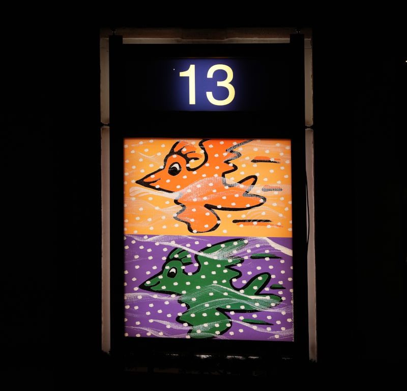 James Rizzi Fenster Neustadt an der Weinstraße Rathaus XXL-Adventskalender (Fotorechte: © Art Licensing International GmbH)