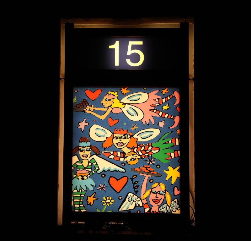 James Rizzi Fenster Neustadt an der Weinstraße Rathaus XXL-Adventskalender (Fotorechte: © Art Licensing International GmbH)