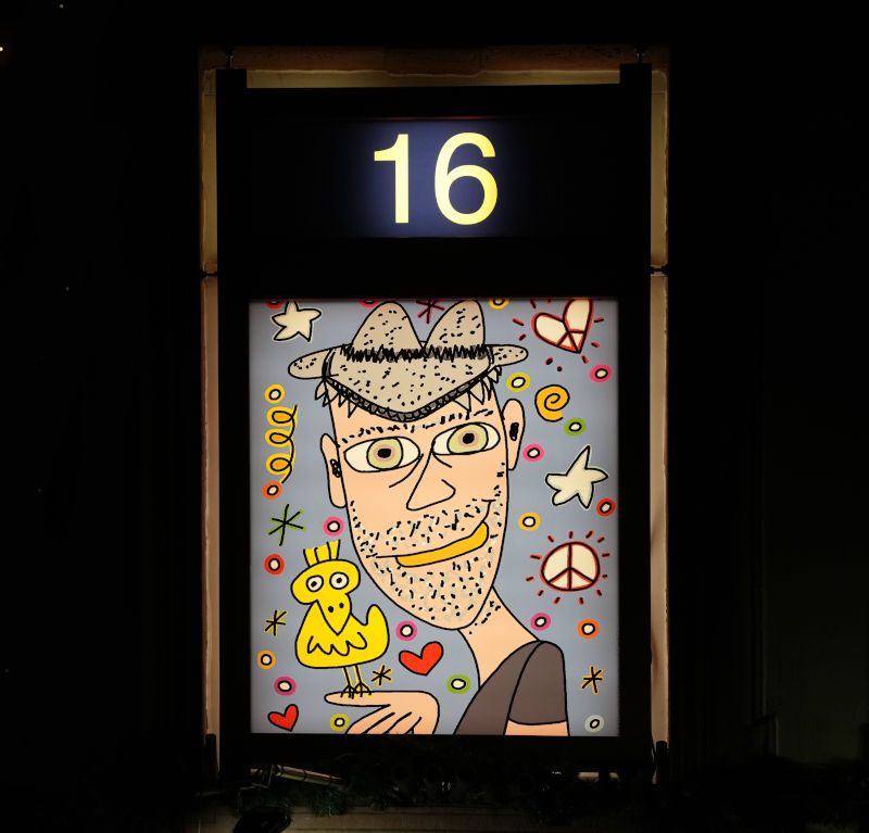 James Rizzi Fenster Neustadt an der Weinstraße Rathaus XXL-Adventskalender (Fotorechte: © Art Licensing International GmbH)