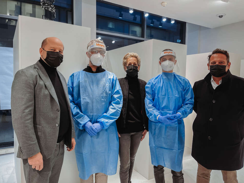 Fabian Engelhorn (links) mit dem Ärzteteam und Helfern im neuen Impfcenter an den Kapuzinerplanken. (Foto: engelhorn)