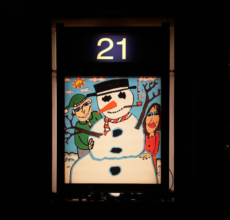 James Rizzi Fenster Neustadt an der Weinstraße Rathaus XXL-Adventskalender (Fotorechte: © Art Licensing International GmbH)