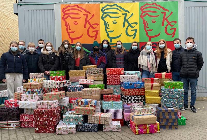 Schülerinnen und Schüler des Leistungskurses Geschichte der 13. Klasse des Karolinen-Gymnasiums mit den diesjährigen Weihnachtspäckchen der Sammelaktion (Foto: Dr. Florian Theobald)