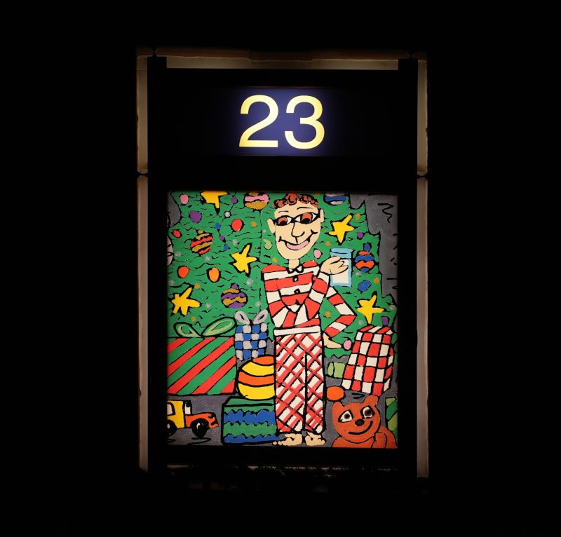 James Rizzi Fenster Neustadt an der Weinstraße Rathaus XXL-Adventskalender (Fotorechte: © Art Licensing International GmbH)